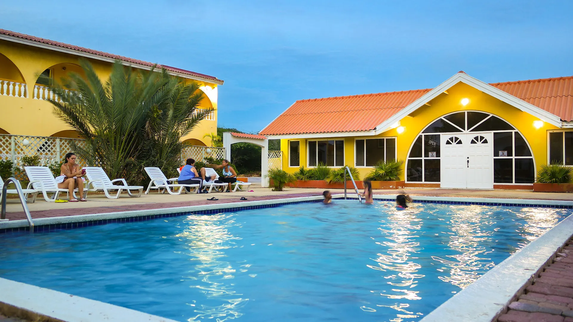 Coconut Inn Palm Beach 3*,  Aruba